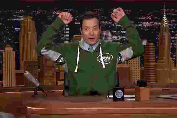 吉米·法伦 (Jimmy Fallon) 首次亮相新的 “超级粉丝” 运动服系列