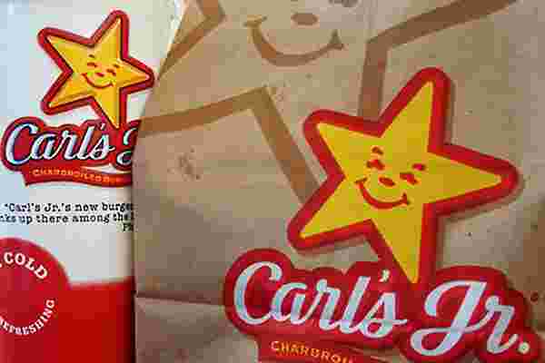 这笔巨额交易意味着小卡尔 (Carl's Jr.) 和哈迪 (Hardee's) 现在与阿比 (Arby's)，安妮姨妈 (anuntie's) 和辛纳邦 (Cinnabon) 在同一个家庭中